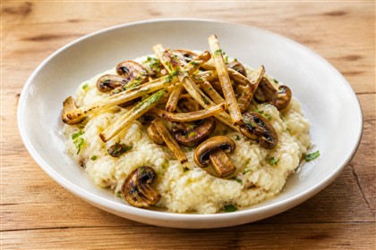 Cremiges Knollensellerie-Kartoffelpüree mit gebratenen Champignons und Selleriestiften