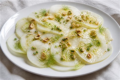 Kohlrabi-Fenchel-Carpaccio mit Haselnüssen und Schnittlauch