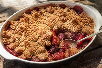 Gebackener Kornelkirschen-Apfel-Crumble mit goldbraunen Haferstreuseln