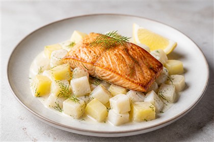 Gebratenes Lachsfilet auf cremigem Speiserüben-Kartoffel-Gemüse mit Dill