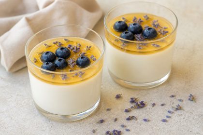 Lavendel-Honig-Panna-cotta mit Honig, Lavendelblüten und Heidelbeeren