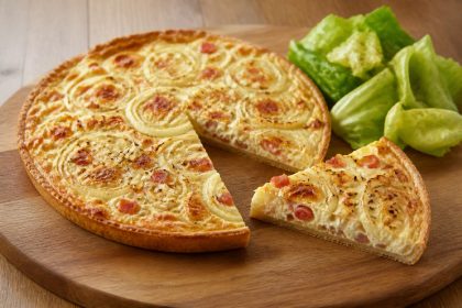 Leichter Zwiebelkuchen mit Joghurtguss und kleinem Salat