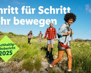 Titelmotiv des Lidl-Nachhaltigkeitsberichts 2025 mit einer Wandergruppe und dem Schriftzug Schritt für Schritt mehr bewegen.