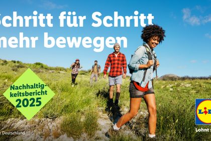 Titelmotiv des Lidl-Nachhaltigkeitsberichts 2025 mit einer Wandergruppe und dem Schriftzug Schritt für Schritt mehr bewegen.