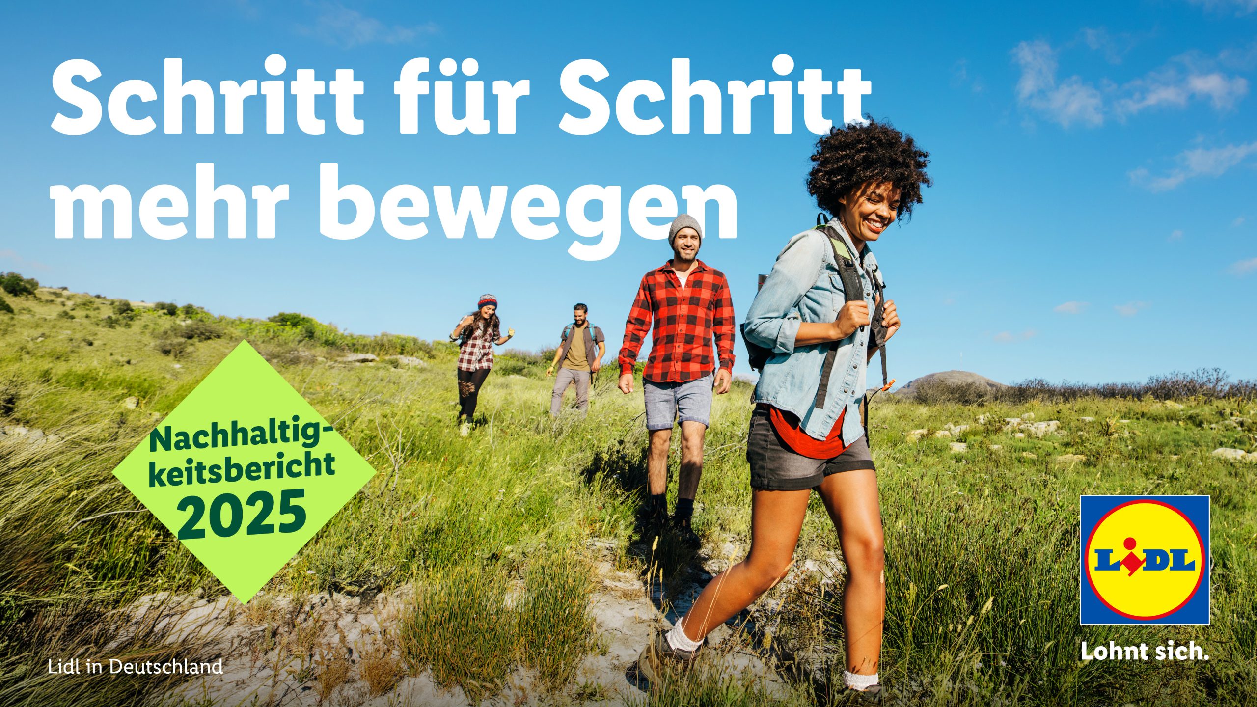 Titelmotiv des Lidl-Nachhaltigkeitsberichts 2025 mit einer Wandergruppe und dem Schriftzug Schritt für Schritt mehr bewegen.