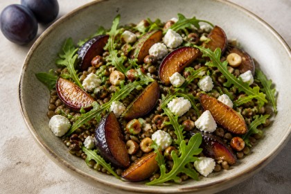 Linsensalat mit gerösteten Zwetschgen, Ziegenkäse und Haselnüssen