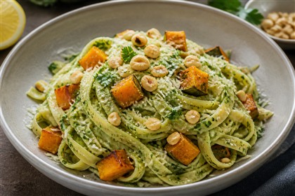 Bandnudeln mit Macadamia-Petersilien-Pesto, geröstetem Hokkaido-Kürbis und Parmesan
