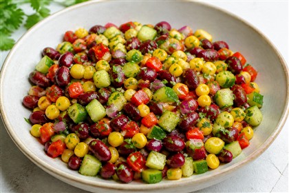 Bunter Salat aus Mais, Kidneybohnen, Paprika und Gurke mit Maiskeimöl-Dressing