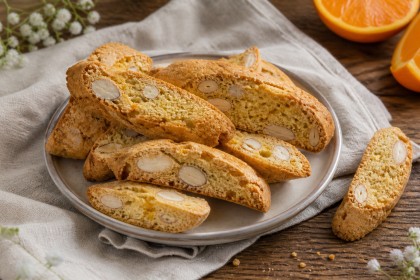 Knusprige Mandel-Orangen-Cantuccini mit ganzen Süßmandeln