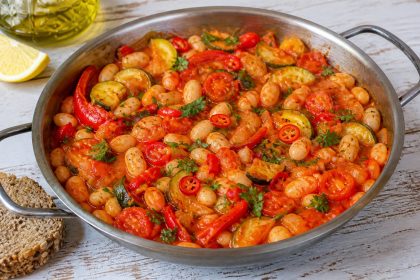 Mediterrane Bohnen-Tomaten-Pfanne mit Zucchini, Paprika und Chili