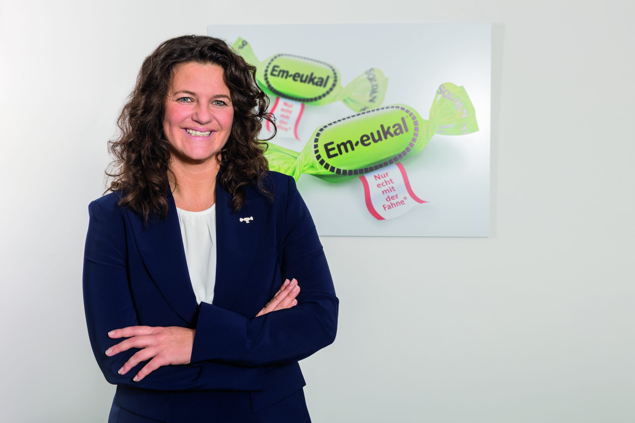 Melanie Schneble vor einem Em-eukal-Motiv