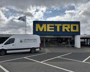 Transporter von Omnivore Recycling vor dem Eingang eines METRO-Großmarkts.