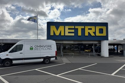 Transporter von Omnivore Recycling vor dem Eingang eines METRO-Großmarkts.