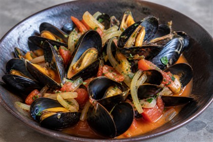 Gegarte geöffnete Miesmuscheln mit Tomaten, Fenchel, Zwiebeln und Petersilie