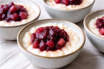 Cremiger Milchreis mit dunkelrotem Schlehen-Apfel-Kompott