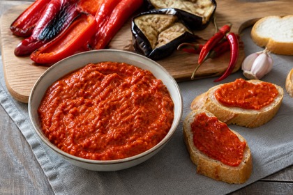 Hausgemachtes Ajvar aus gerösteter roter Paprika und Aubergine
