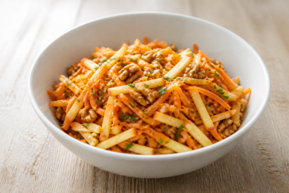 Möhren-Apfel-Salat mit Walnüssen und Weizenkeimöl-Dressing
