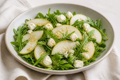 Nashi-Rucola-Salat mit Ziegenkäse und Sesam