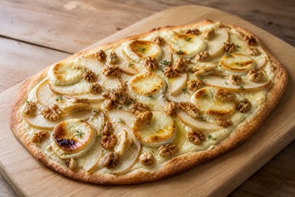 Flammkuchen mit Nashi-Birne, Ziegenkäse und Walnüssen