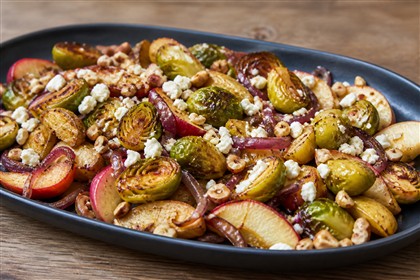 Gerösteter Rosenkohl mit Kartoffeln, Apfel, Haselnüssen und Feta
