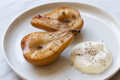 Goldbraune Ofenbirnen mit frisch geriebenem Schokoladenpfeffer und Vanillequark