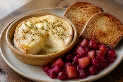 Ofencamembert mit Cranberry-Birnen-Chutney und geröstetem Brot