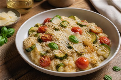 Cremiges Ofenrisotto mit Zucchini, Kirschtomaten und gehobeltem italienischem Hartkäse
