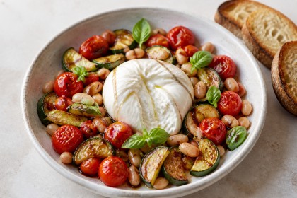 Burrata auf Ofentomaten, Zucchini und weißen Bohnen