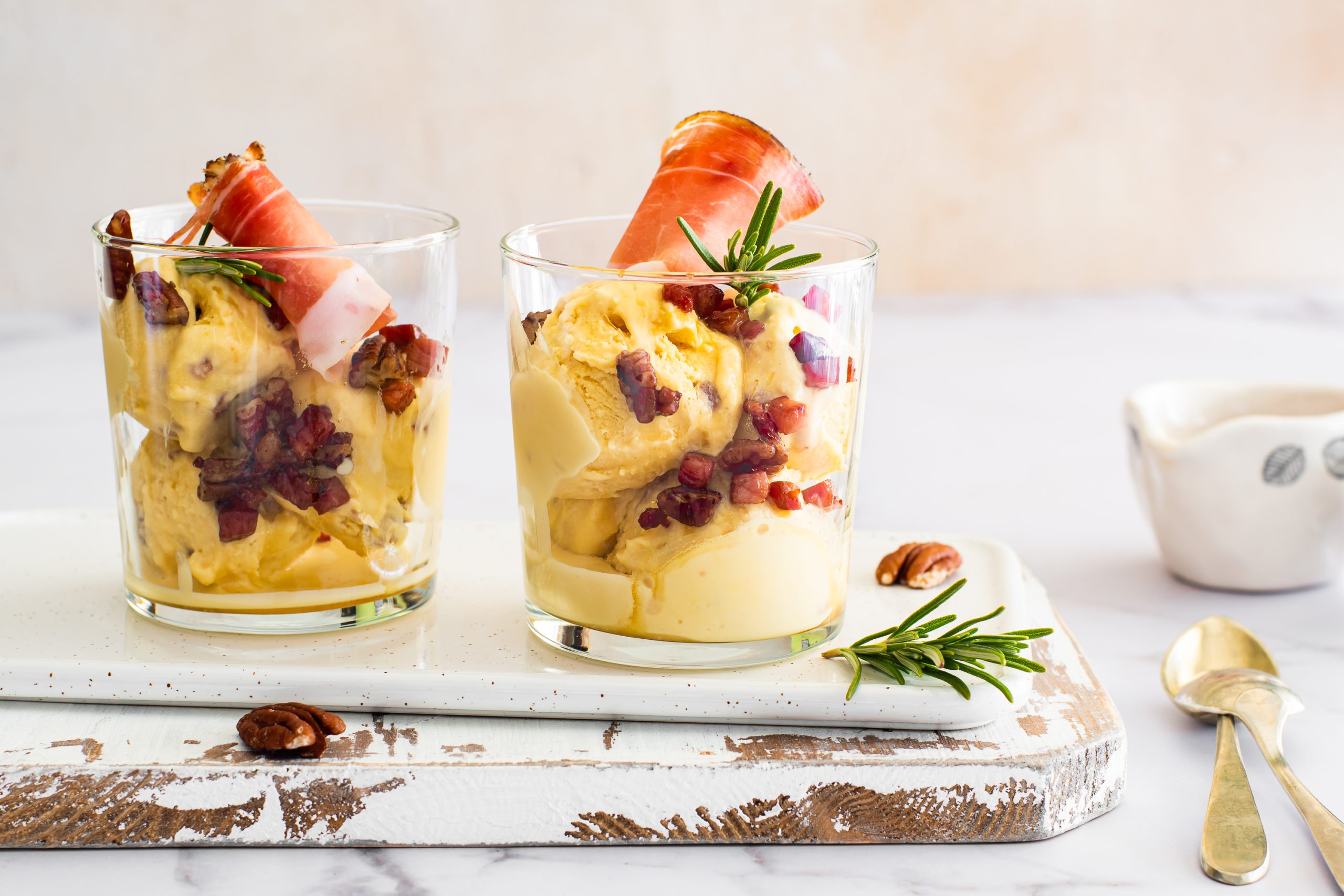 Cremeeis mit Würfeln vom Südtiroler Speck g.g.A. und Ahornsirup