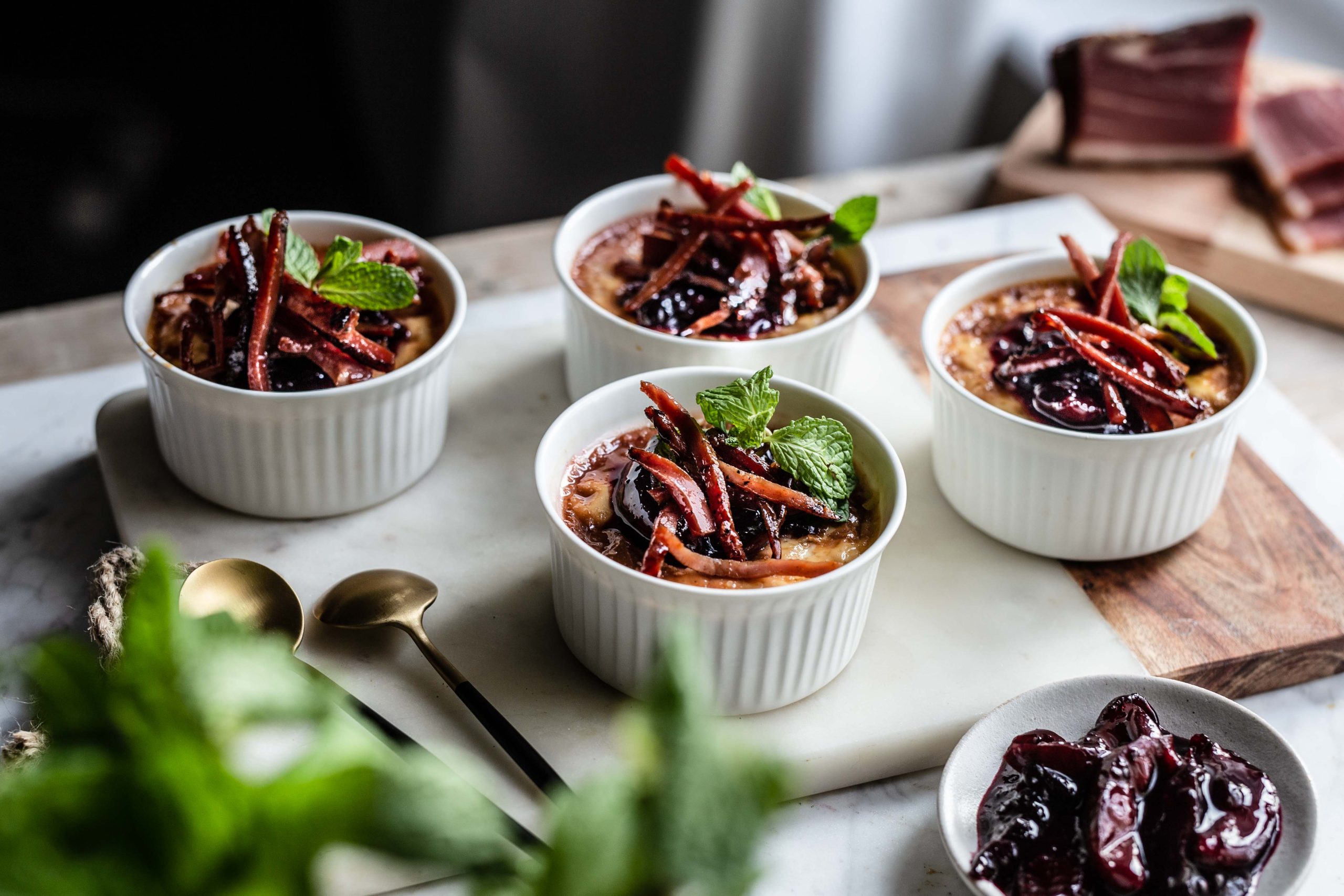 Crème brûlée mit Südtiroler Speck g.g.A. und Zwetschgensauce