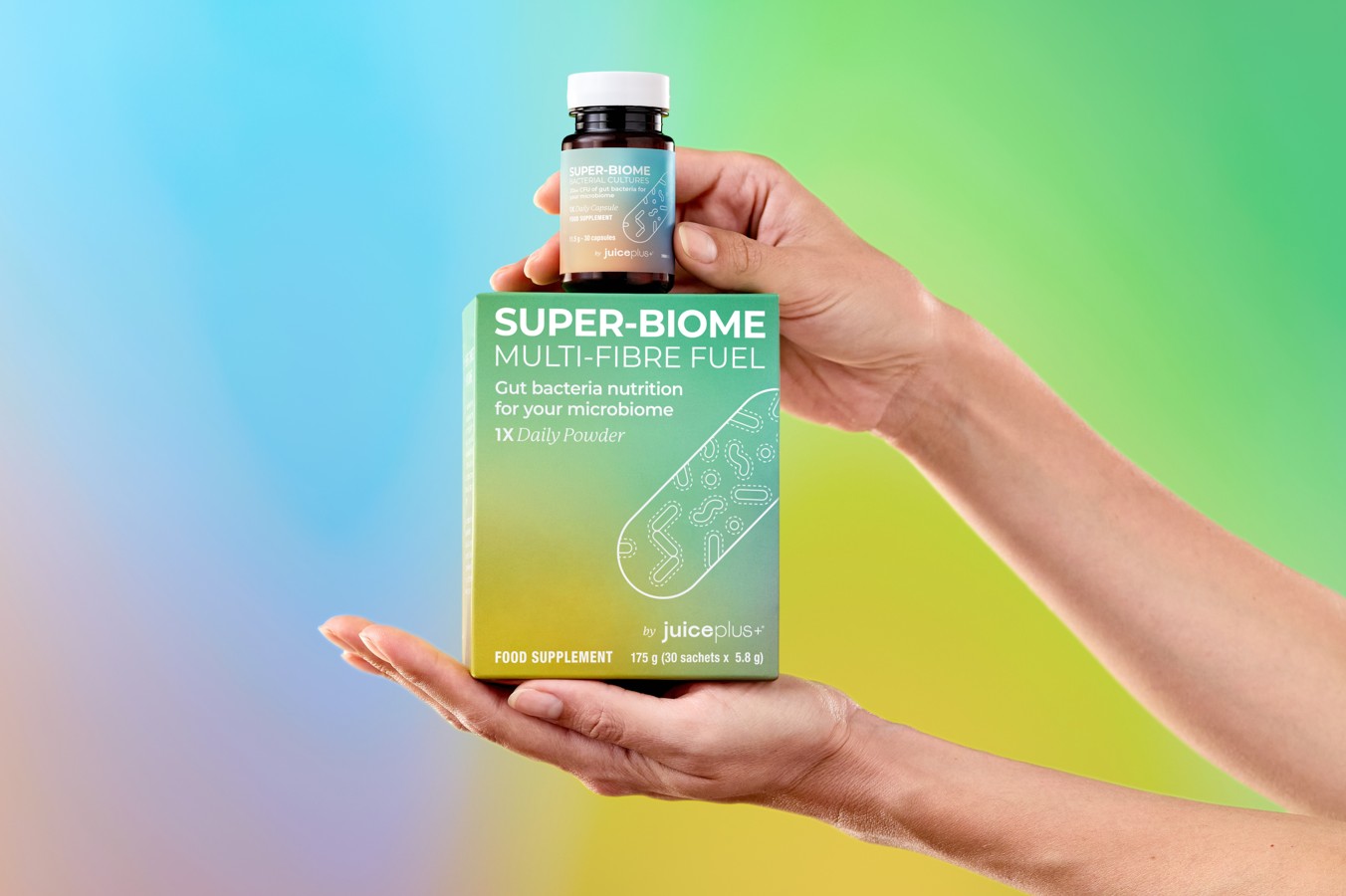 Eine Hand präsentiert die Flasche Bacterial Cultures und die Schachtel Multi-Fibre Fuel