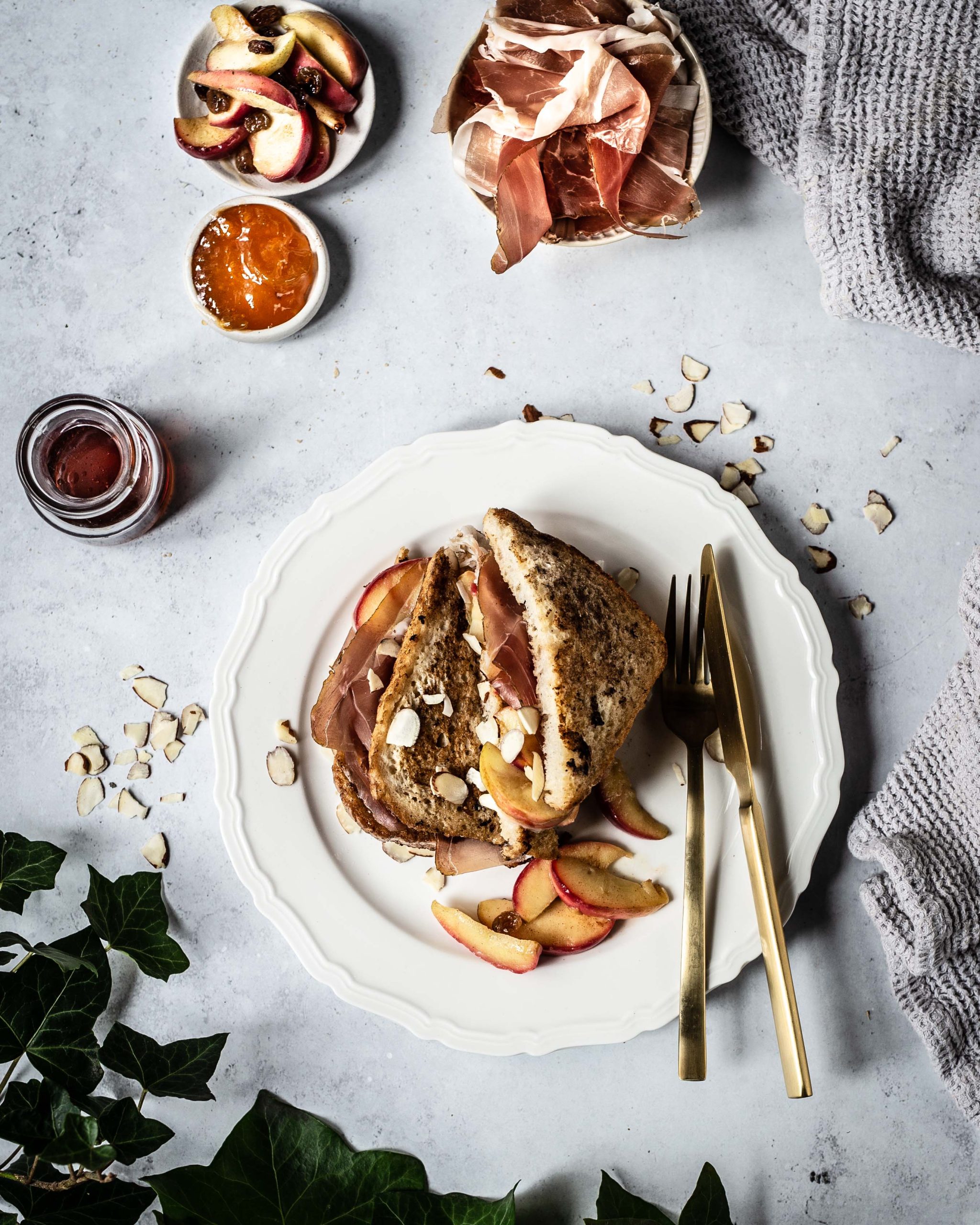 French Toast aus der Pfanne mit Bratapfeltopping und Südtiroler Speck g.g.A.