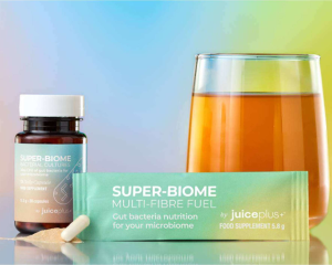 Super-Biome-Kapsel und Multi-Fibre-Fuel-Stick neben einem Glas mit angerührtem Getränk