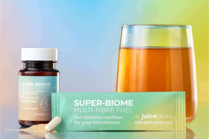 Super-Biome-Kapsel und Multi-Fibre-Fuel-Stick neben einem Glas mit angerührtem Getränk