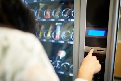 Outdoor Automaten: Flavura Getränkeautomaten, Kaffeeautomaten, Foodautomaten, Snackautomaten, Verkaufsautomaten, Warenautomaten und Kombi-Automaten für den Außeneinsatz