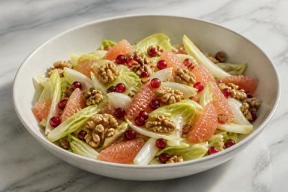 Winterlicher Endiviensalat mit Pampelmuse, Granatapfelkernen und Walnüssen