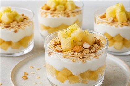 Quarkcreme im Glas mit Pepino und Hafer-Mandel-Crunch