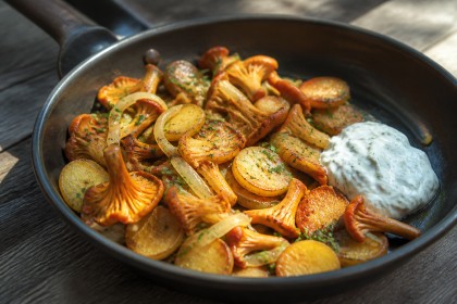 Gebratene Pfifferlinge mit Kartoffeln und Kräuterschmand