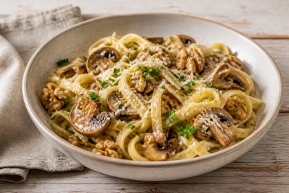 Cremige Pasta mit braunen Champignons, Walnüssen und Petersilie