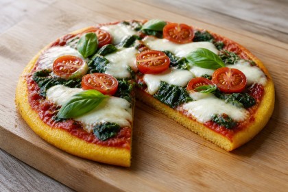Polenta-Pizza mit Spinat, Tomaten und Mozzarella