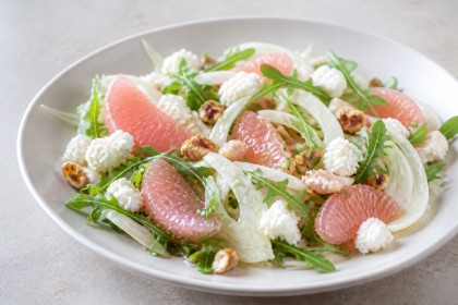 Pomelo-Fenchel-Salat mit Rucola, Hüttenkäse und Walnüssen