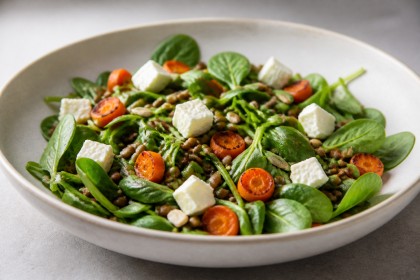 Portulak-Linsen-Salat mit Ofenmöhren, Feta und Sonnenblumenkernen
