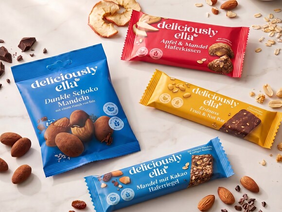 Vier Snackprodukte von Deliciously Ella: Haferriegel, Haferkissen, Frucht-Nuss-Riegel und Schokomandeln
