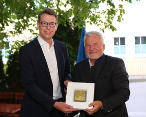 Staatsminister Blume händigt Auszeichnung des Bayerischen Staatsministeriums für Wissenschaft und Kunst an den Direktor der Bayerischen Staatsbrauerei Weihenstephan Prof. Dr. Josef Schrädler aus.