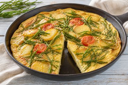 Kartoffelomelett mit Queller und Kirschtomaten