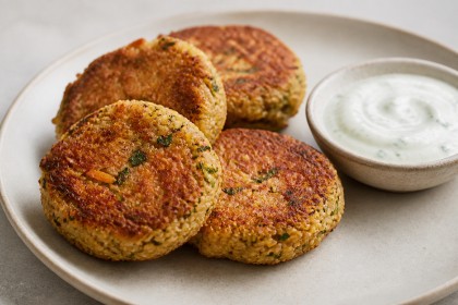Bratlinge aus Quinoa, Amaranth und Buchweizen mit Kräuterjoghurt