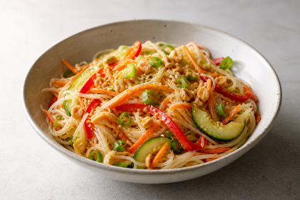 Asiatischer Reisnudelsalat mit Paprika, Möhre, Gurke und Erdnussdressing