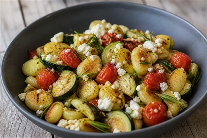 Gebratene Rosmarin-Gnocchi mit Zucchini, Tomaten und Schafskäse