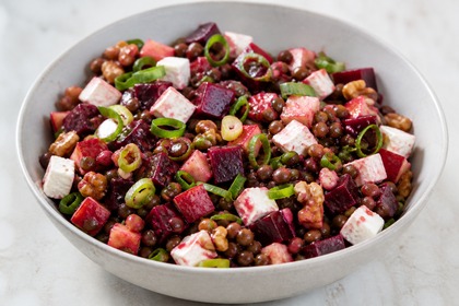 Rote-Bete-Linsensalat mit Apfel, Feta, Walnüssen und Johannisbeer-Dressing