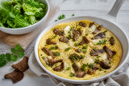 Fluffiges Omelett mit gebratenen Samthauben, Camembert und Petersilie